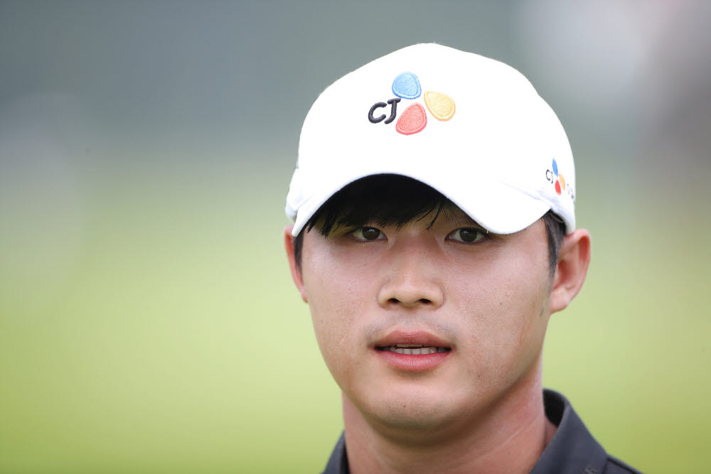 배용준 선수가 우성종합건설 아라마스CC 부산경남오픈 최종일 18번 홀로 걸어오는 모습. 배용준은 올 시즌 두 번째 출전한 이 대회에서 공동 3위를 기록하며 팀의 구단랭킹 우승에 힘을 보탰다. 사진_KPGA