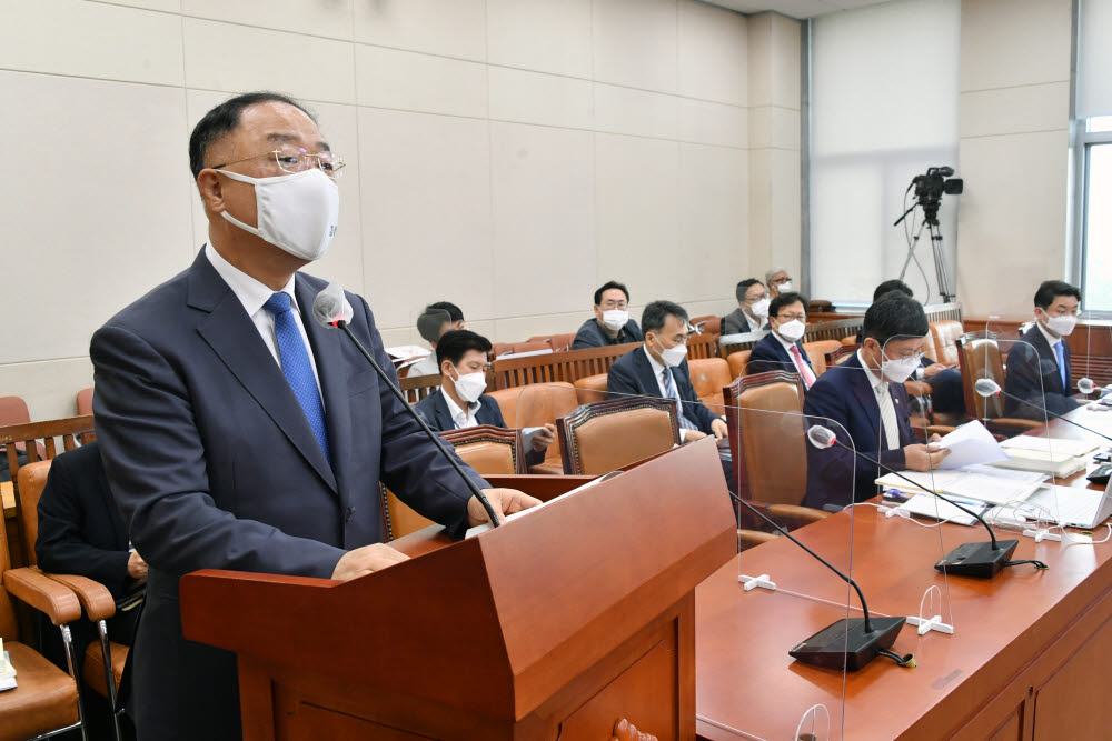 홍남기 부총리 겸 기획재정부 장관이 13일 국회에서 열린 기획재정위 전체회의에서 제2차 추경안 관련 제안설명을 하고 있다. 연합뉴스.