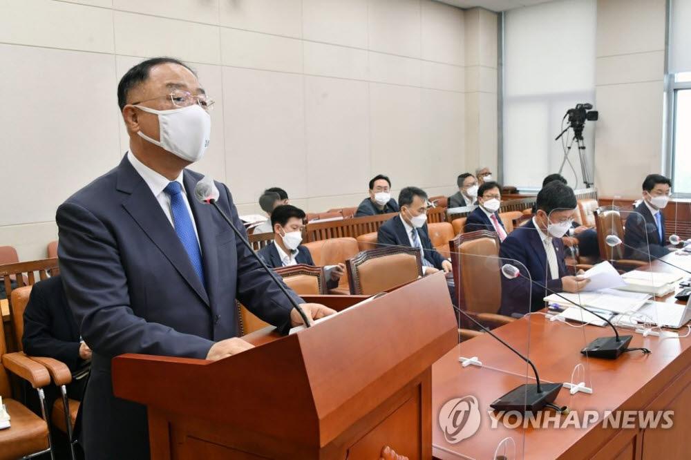 홍남기 부총리 겸 기획재정부 장관이 13일 서울 여의도 국회에서 열린 기획재정위 전체회의에서 제2차 추경안 관련 제안설명을 하고 있다. [제공=연합뉴스]