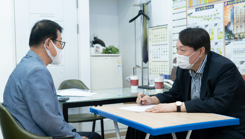 윤석열 전 검찰총장은 13일 도봉구 소재 한 부동산 중개소에서 방진기 중개사협회도봉지회장을 만나 부동산 시장 문제점에 대해 의견을 나눴다.