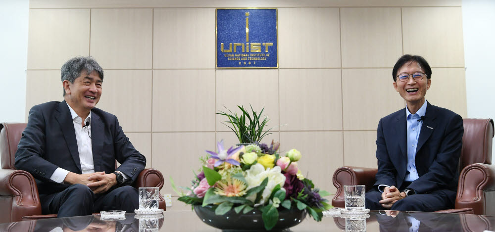 탄소중립 시대 에너지와 과학기술의 현재와 미래 특별대담이 울산 울주군 울산과학기술원(UNIST)에서 열렸다. 김창섭 한국에너지공단 이사장(왼쪽)과 이용훈 UNIST 총장이 특별대담을 나누고 있다. 이동근기자 foto@etnews.com