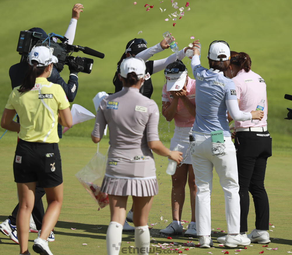 [포토]전예성, 축하 세례로 우승 만끽!