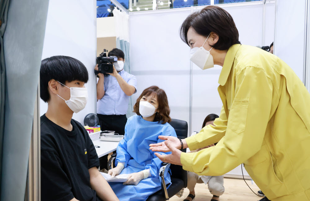 유은혜 부총리 겸 교육부장관(오른쪽)이 19일 고3 백신 접종 첫날 김포시 2호 예방접종센터인 김포생활체육관을 방문해 접종 상황을 점검하고 있다. 사진=교육부