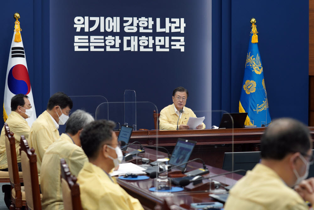 문재인 대통령이 19일 오후 청와대에서 열린 수석·보좌관회의에서 발언하고 있다. 청와대 제공