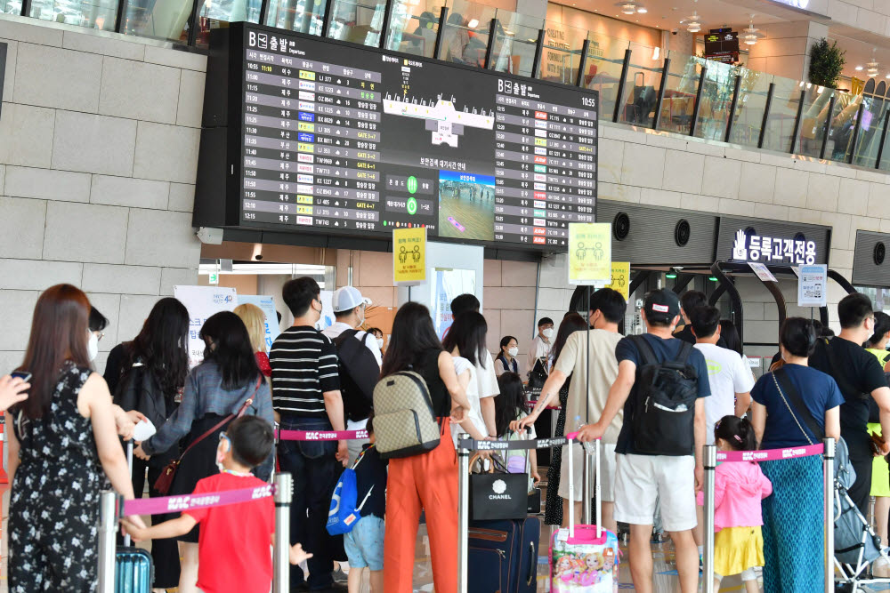 본격 휴가철 돌입, 붐비는 공항