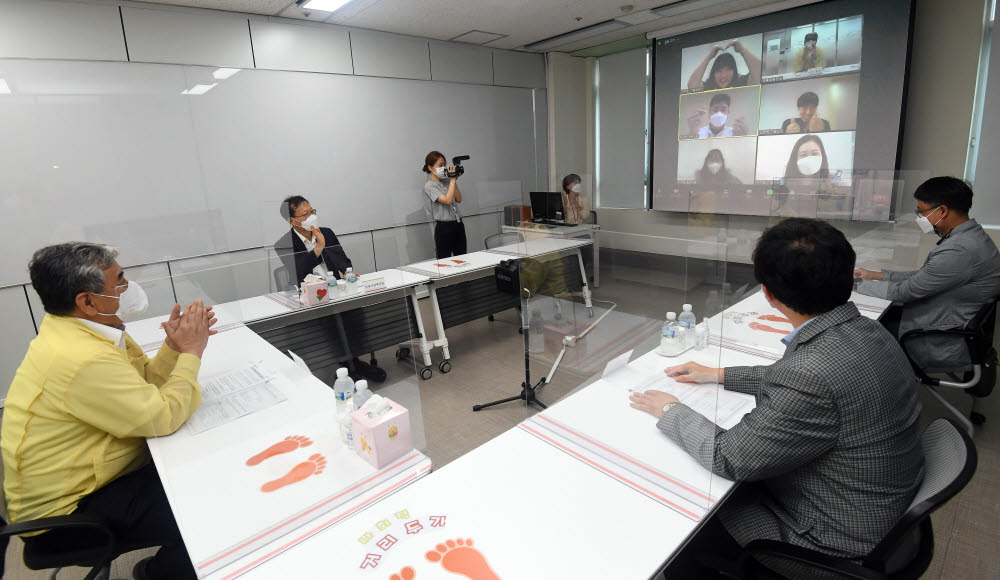 한상혁 방송통신위원장이 재택근무 중인 고객상담원들과 비대면 간담회를 갖고 있다.