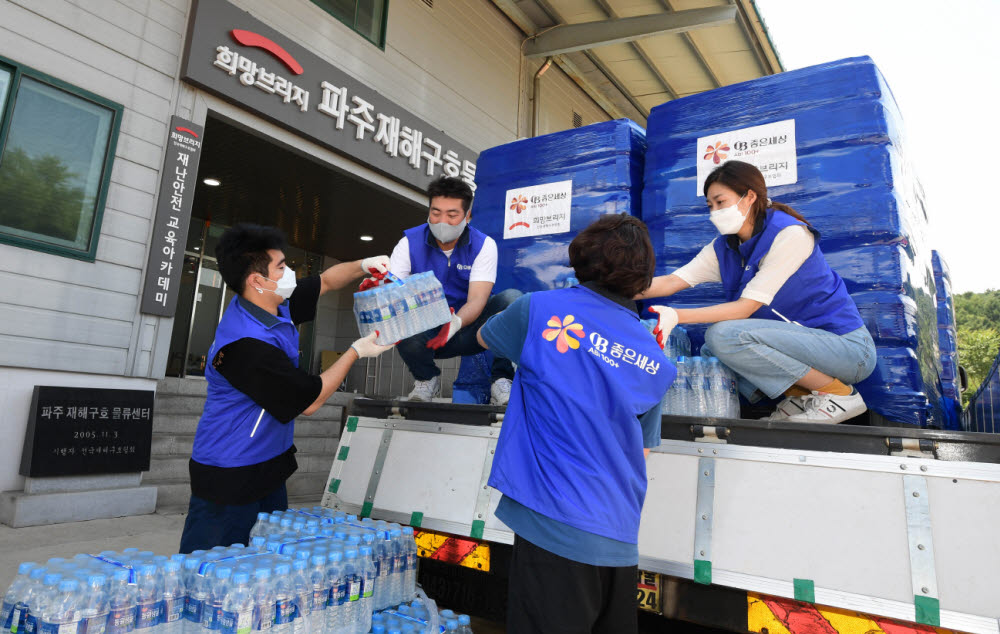 오비맥주, 폭염 취약계층에 생수 2만8440병 긴급 지원