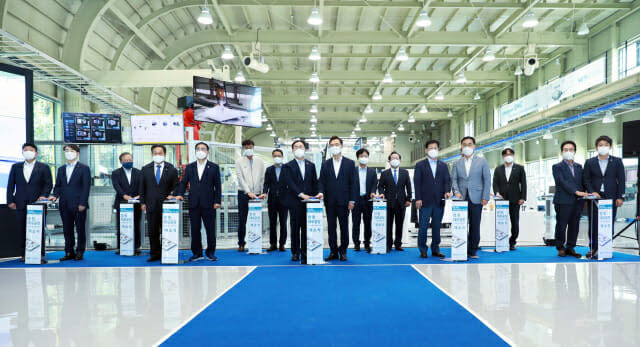 문승욱 산업부 장관과 허성무 창원시장, 김정환 산업단지공단 이사장, 김영삼 한국전자기술연구원장, 정재욱 현대위아 대표, 권영두 화천기계 대표, 남궁연 한국화낙 대표, 토마스 슈미드 지멘스 디지털 인더스트리 대표 등이 개소식에서 세르머니를 하고 있다<사진=KETI>