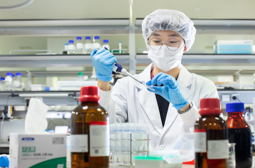 SK바이오사이언스 연구원이 백신 개발을 위해 R&D를 진행하고 있다. (사진=SK바이오사이언스)