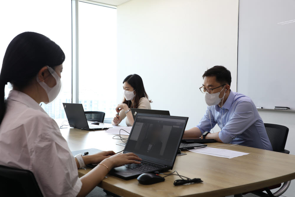 흥국생명이 그룹홈 고등학생 대상 자립교육 프로그램인봄볕학교를 진행했다. 사진은 모의면접이 진행되는 모습.