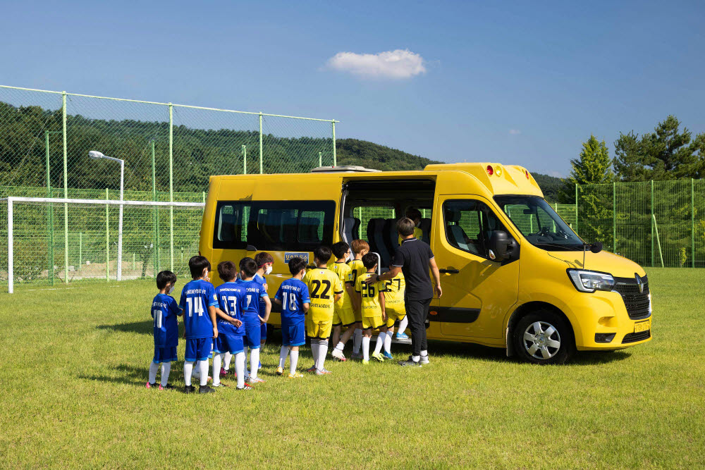 축구교실 어린이 통학 차량으로 사용하고 있는 르노 마스터.