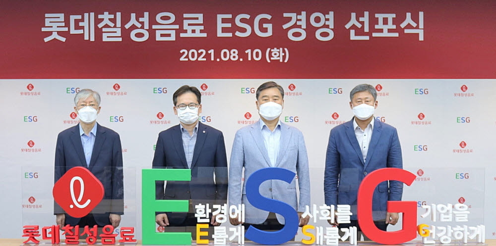 롯데칠성음료가 10일 본사에서 ESG위원회를 설립하고 ESG 경영 노사 공동 선포식을 진행했다. 왼쪽부터 ?백원선 ESG위원장, 박윤기 롯데칠성음료 대표, 김관묵 음료노조위원장, 문흥배 주류노조위원장.