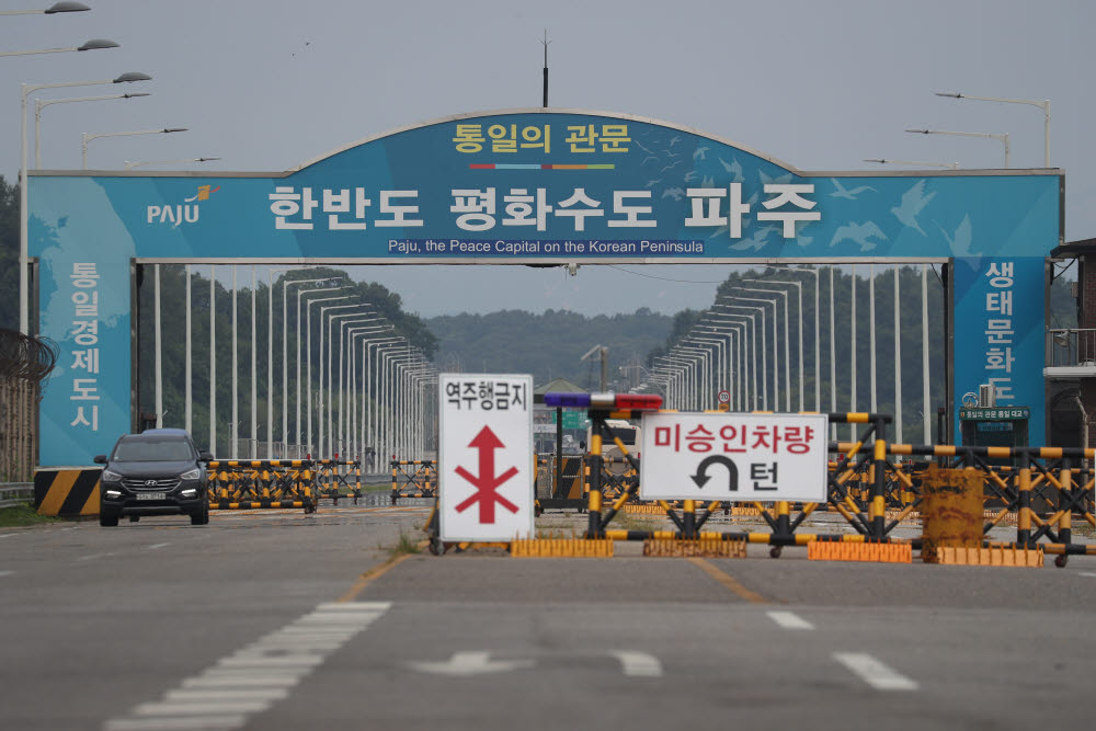 북한이 한미연합훈련 사전연습 시작을 비난하며 대가를 치를 것이라고 경고하고 나선 11일 경기도 파주시 통일대교 남단에 평소처럼 바리케이드가 놓여 있다. 연합뉴스