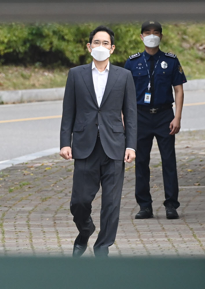 국정농단 사건 파기환송심에서 징역 2년 6개월의 실형을 선고받고 복역해온 이재용 삼성전자 부회장이 광복절을 맞아 가석방으로 풀려났다. 이 부회장이 13일 경기도 의왕시 서울구치소를 나서며 고개숙여 인사하고 있다. 이 부회장은 “국민 여러분께 큰 걱정 끼쳐 죄송하다. 저에 대한 걱정, 기대 잘 듣고 있다. 열심히 하겠다”고 말했다.
 의왕(경기)=이동근기자 foto@etnews.com