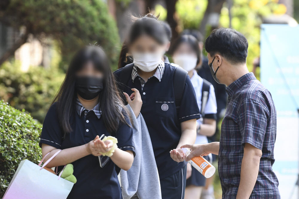 2학기 개학 본격 시작...등교시 체온 측정부터