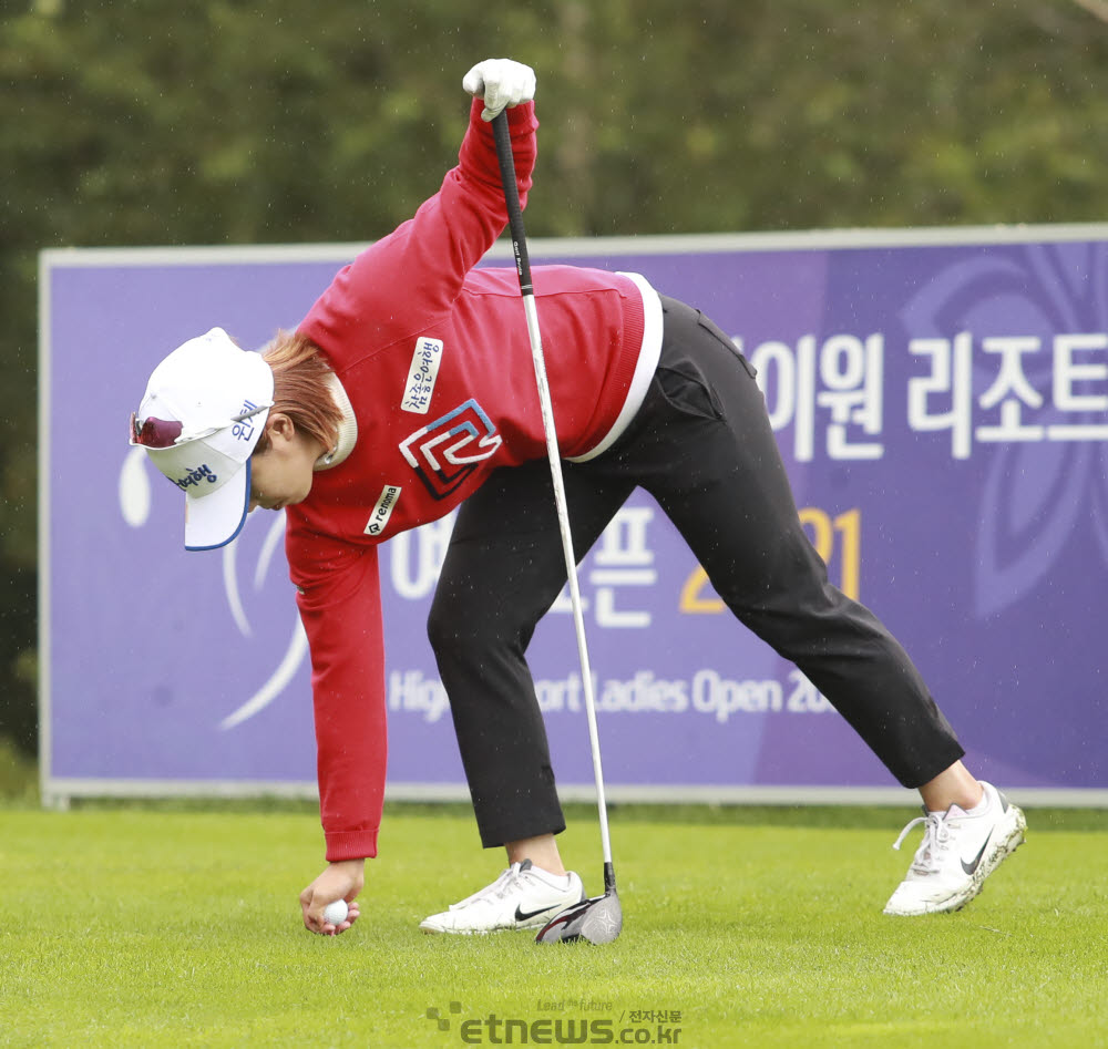 [포토]이기쁨, 티도 예쁘게 꽂아요