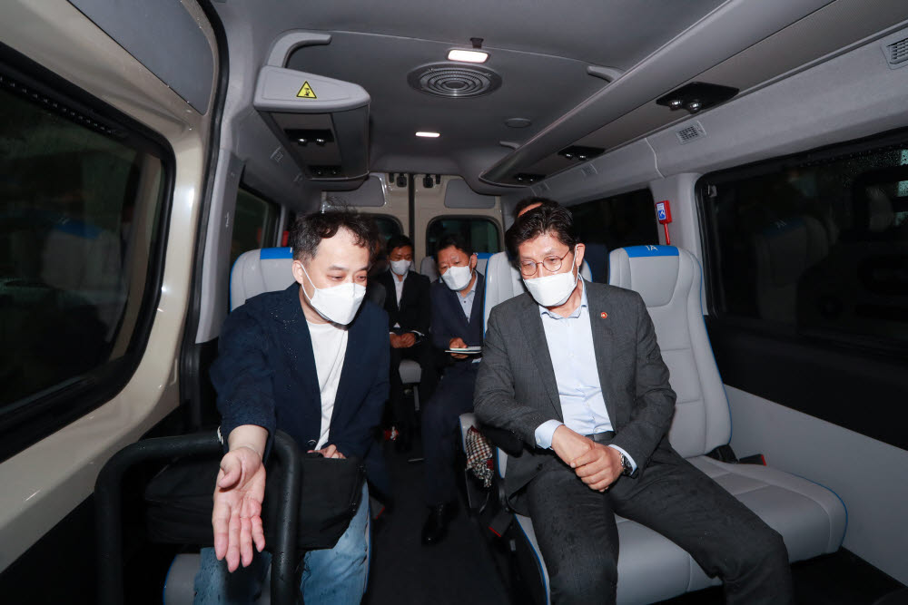 노형욱 국토교통부 장관이 23일 세종시에서 운영 중인 수요응답형 버스 셔클을 이용해보고 있다.