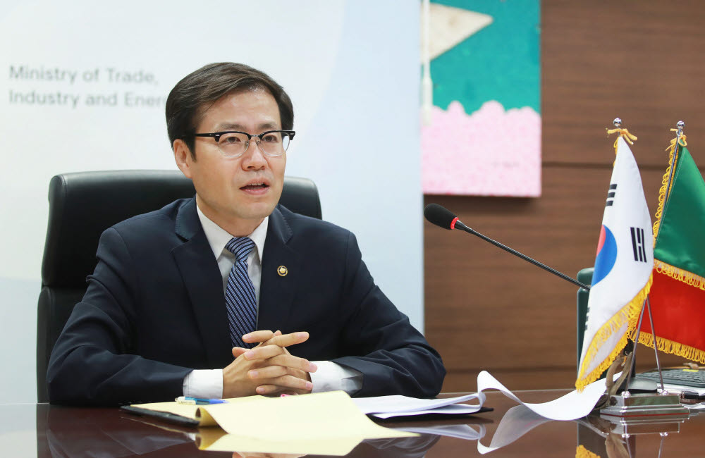 여한구 산업통상자원부 통상교섭본부장이 26일 서울 중구 대한상공회의소 영상회의실에서 타티아나 클로우티에르(Tatiana Clouthier) 멕시코 경제부 장관과 화상 면담을 하고 있다.