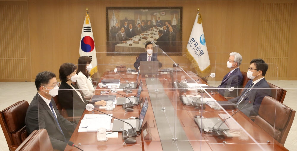 이주열 한국은행 총재(사진 가운데)가 26일 서울 중구 한국은행에서 열린 금융통화위원회 본회의에서 회의를 주재하고 있다. (사진=한국은행)