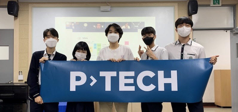 IBM 콜 포 코드 P-테크(P-TECH) 챌린지에서 아태지역 우승을 수상한 한국 앱센스 팀이 기념촬영했다. 한국IBM 제공