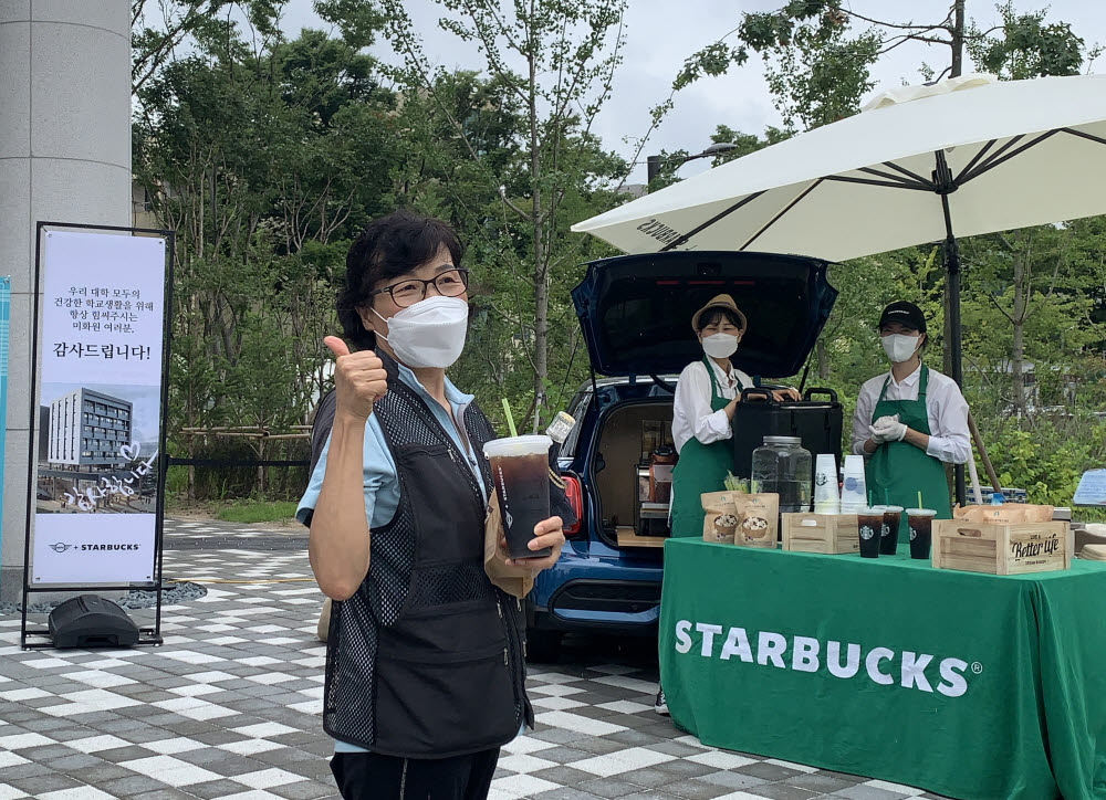 MINI+Starbucks 브루잉카 캠페인은 스타벅스커피 코리아와 미니 코리아가 기획한 사회공헌 캠페인으로, 신청한 사연을 통해 다양한 영역의 분들에게 찾아가 감사의 마음을 전달하기 위해 마련한 당신에게 달려가는 특별한 커피차다.