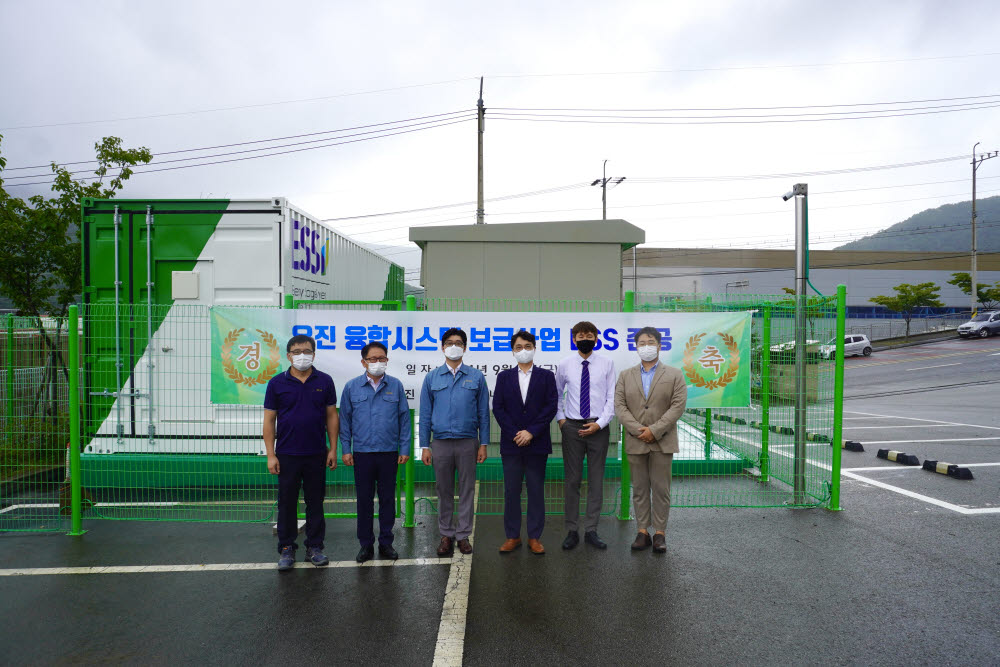 강정한 우진 대표(왼쪽 3번째부터)와 류준우 그리드위즈 사장(“ 4번째)이 FEMS와 ESS를 구축한 후 기념촬영했다.