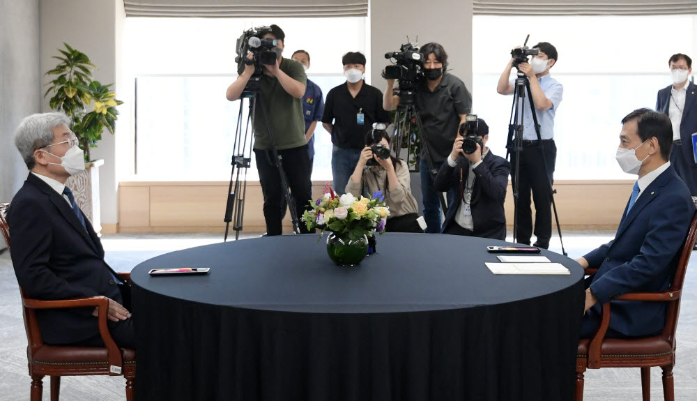 고승범 금융위원장(왼쪽)이 3일 오전 서울 중구 한국은행에서 이주열 한국은행 총재와 회동 전 티 타임을 갖고 있다.