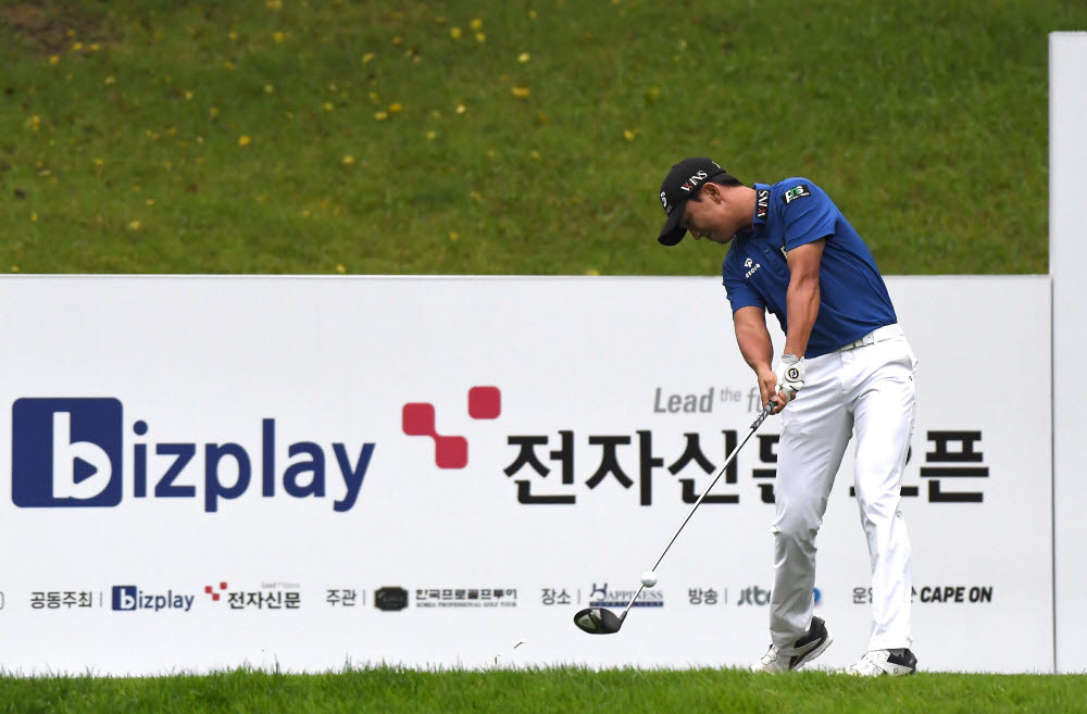 옥태훈 선수가 비즈플레이 전자신문 오픈 2라운드에서 경기하는 모습.