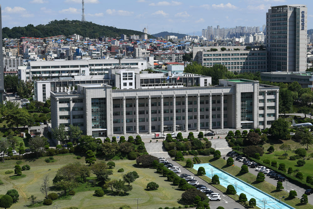 교육부와 한국교육개발원이 2021년 대학 기본 역량 진단 최종 결과를 가결과와 동일하게 확정했다. 성신여대, 인하대 등 전국 52개 대학이 정부의 재정 지원을 받지 못하게 됐다. 주말 인천 미추홀구 인하대학교 모습.