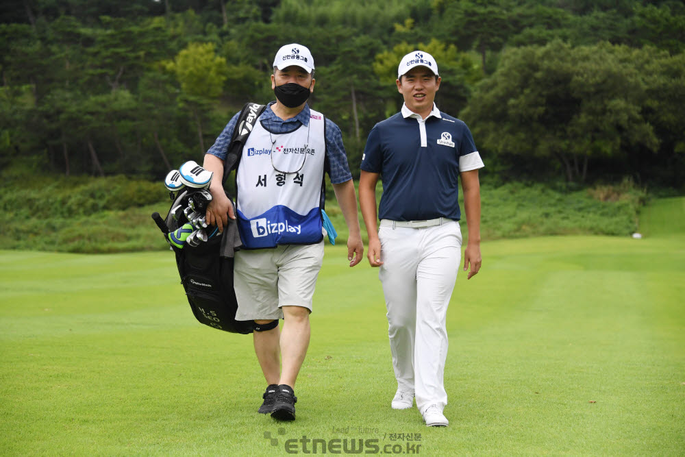 서형석이 캐디를 맡은 아버지와 이동하고 있다. 나주(전남)= 김동욱기자 gphoto@etnews.com