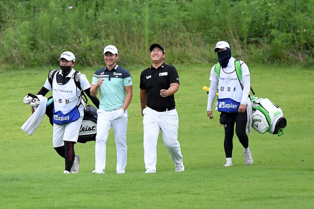 [포토]강경남·김주형, 세대를 초월한 우정