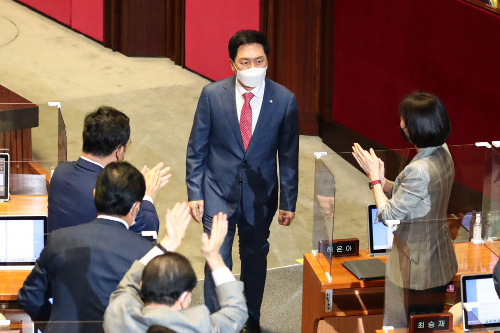 김기현 국민의힘 원내대표가 9일 국회에서 교섭단체 대표연설을 마치고 의원들의 박수를 받고 있다. 국회사진기자단.