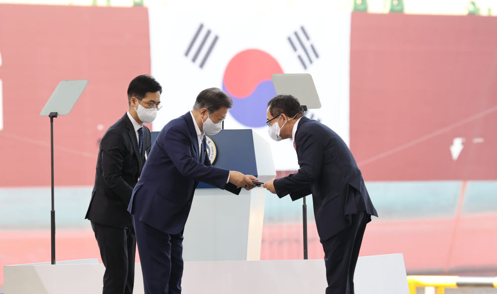 문재인 대통령이 9일 경남 거제시 삼성중공업에서 열린 K-조선 비전 및 상생 협력 선포식에서 이수근 대선조선 대표이사에게 은탑산업훈장을 수여하고 있다. 연합뉴스