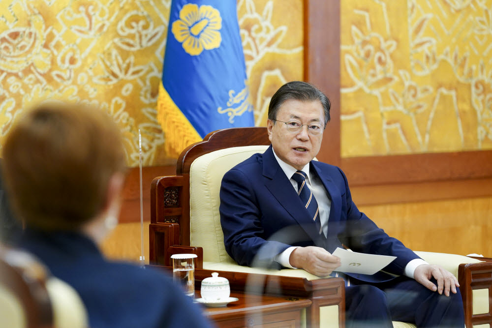 문재인 대통령이 13일 오전 청와대 본관 접견실에서 한국과 호주 외교·국방(2+2) 장관회의 참석차 방한한 호주의 마리스 페인 외교장관과 피터 더튼 국방장관을 접견하고 있다. 연합뉴스