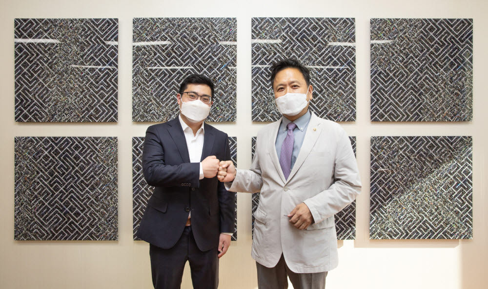 현진권 국회도서관장(오른쪽)과 팀 황 피스컬노트 대표가 주먹악수를 나누고 있다.