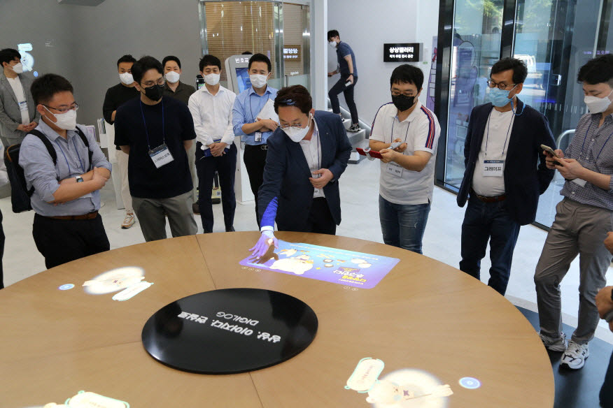 지난 15일 서울 신한은행 디지로그 브랜치 서소문에서 열린 디지로그 브랜치-스타트업 밋업 행사 전경. (사진=신한은행)