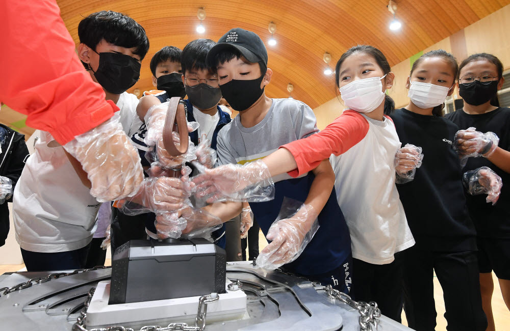 "과학이 재미있어요"...찾아가는 과학관 10월 말까지 운영