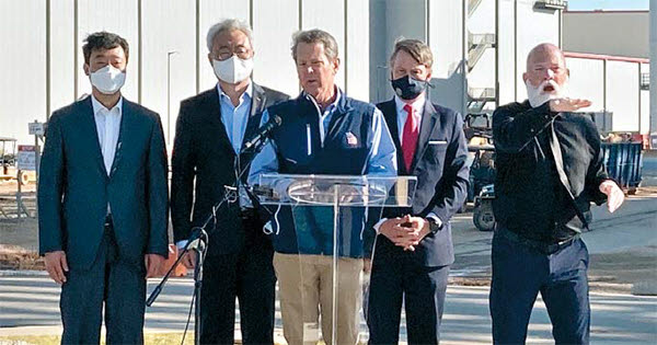 SK이노베이션 미국 배터리 공장을 찾은 브라이언 켐프 조지아주 주지사(가운데)가 이야기하고 있다. 지동섭 SK이노베이션 배터리사업 대표, 김준 SK이노베이션 대표이사 총괄사장(왼쪽부터).