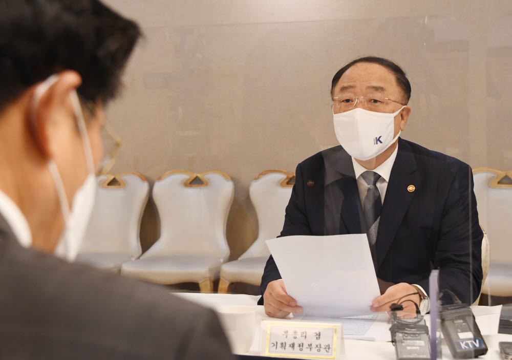 홍남기 부총리가 29일 정부서울청사에서 부동산시장점검 관계장관회의를 주재하고 있다.[사진=기획재정부 제공]