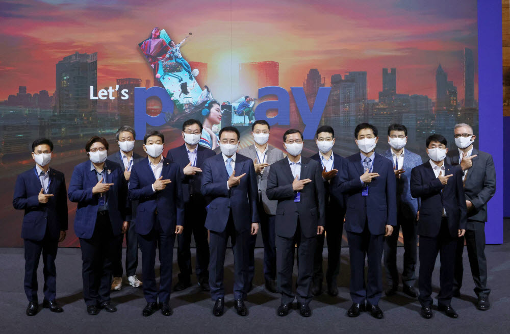 언팩쇼에 참석한 (앞줄 왼쪽 네 번째부터)조용병 신한금융그룹 회장, 임영진 신한카드 사장, 김주현 여신금융협회장, 김영기 금융보안원장을 비롯한 내외빈이 기념사진을 촬영했다.