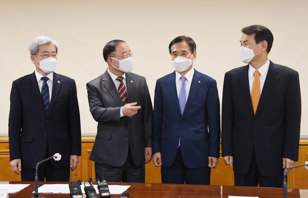 (사진 왼쪽부터) 고승범 금융위원장, 홍남기 부총리, 이주열 한국은행 총재, 정은보 금융감독원장이 30일 서울 은행연합회에서 열린 거시경제금융회의에 앞서 환담을 나누고 있다. (사진=기획재정부)