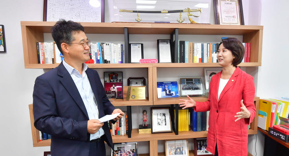 이영 국민의힘 의원(오른쪽)과 김원석 전자신문 정치정책부 부장이 디지털 정책 비전에 대해 이야기를 나누고 있다.