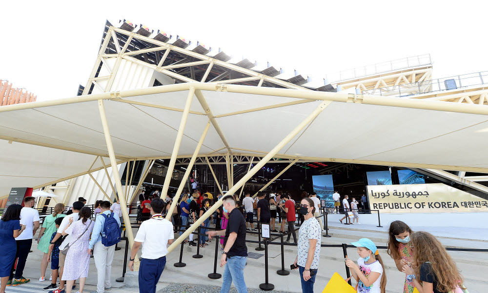 엑스포 2020 두바이 한국관을 찾은 방문객들이 전시관 입장을 위해 줄을 서 있다. 자료:KOTRA