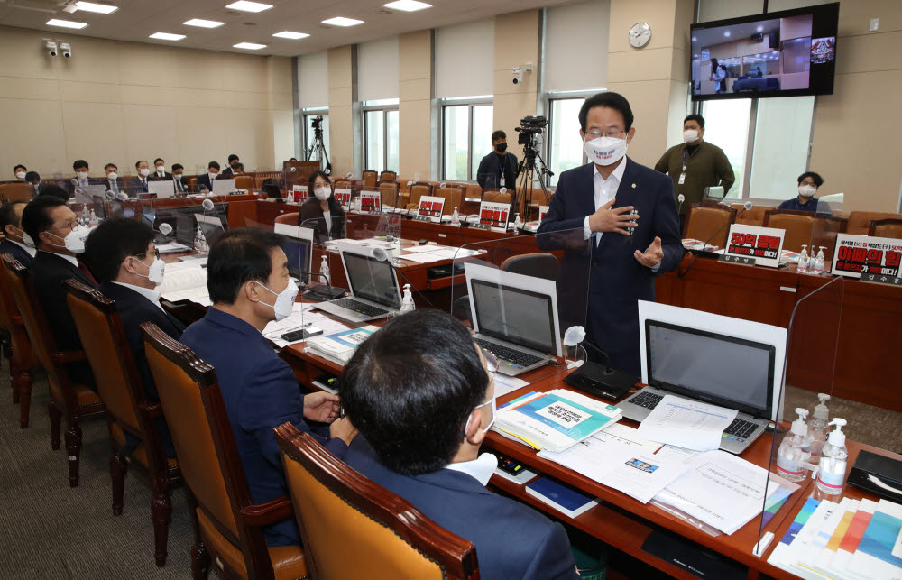 여야 대장동 인쇄물로 기재위 파행