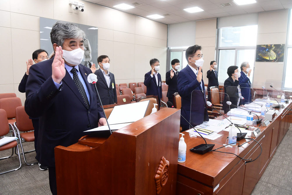 한상혁 방송통신위원장을 비롯한 방통위 관계자들이 선서를 하고 있다.