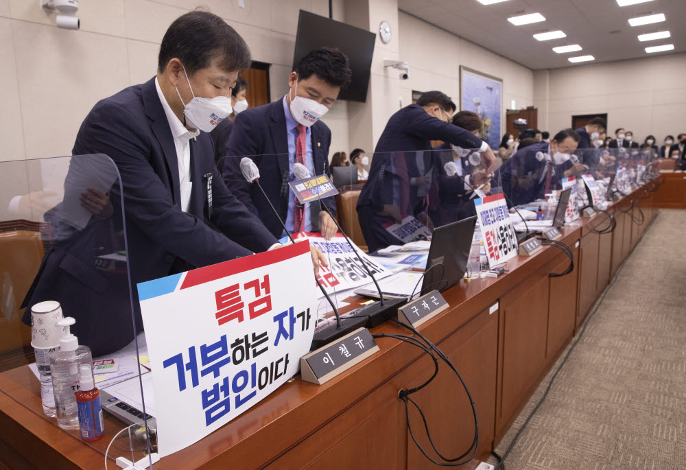 이철규 국민의힘 간사 등 의원들이 대장동 특혜의혹 관련 피켓을 내걸고 있다.