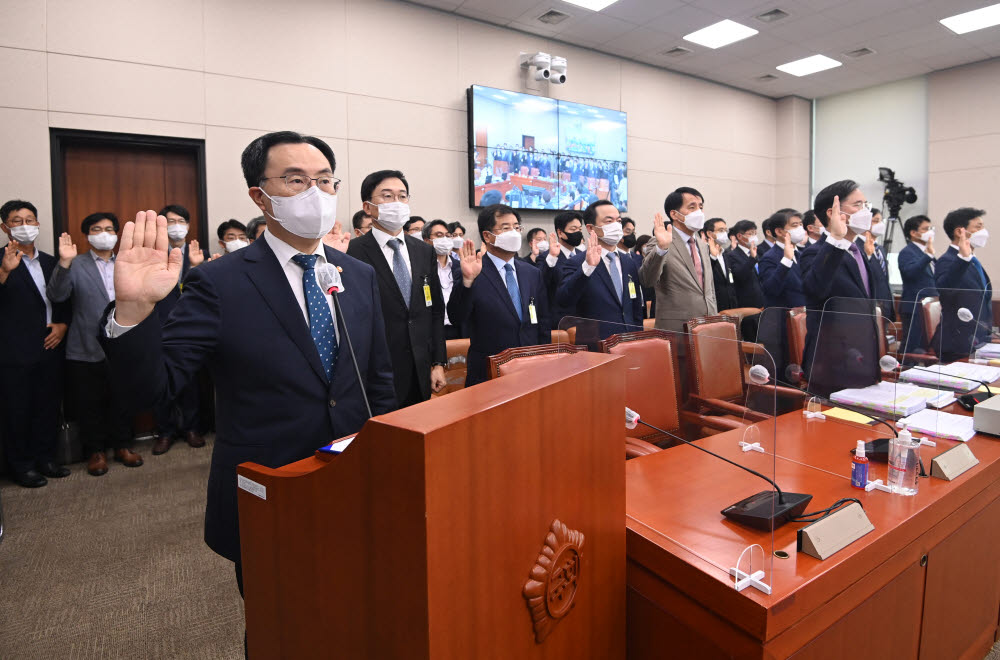 선서하는 문승욱 장관