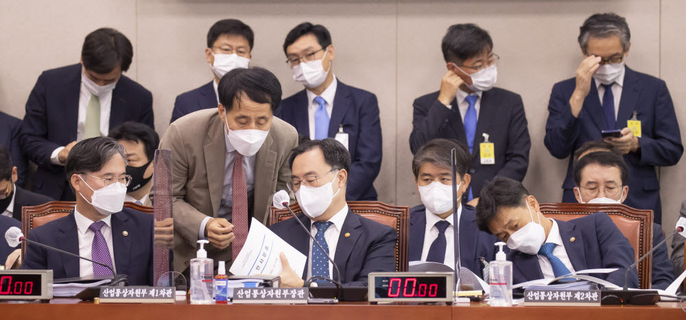 문승욱 산업통상자원부 장관이 관계자와 자료를 살펴보고 있다.