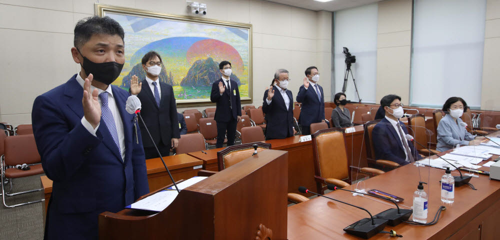 대장동 개발 의혹, 고발 사주 의혹, 온라인 플랫폼 기업의 독점 문제 등 다양한 이슈가 제기된 문재인 정권 마지막 국정감사가 본격 시작됐다. 김범수 카카오 의장(왼쪽)이 5일 서울 여의도 국회에서 열린 정무위원회의 공정거래위원회·한국소비자원·한국공정거래조정원에 대한 국정감사에 출석해 증인선서를 하고 있다. 사진 맨 오른쪽은 조성욱 공정거래위원장. 이동근기자 foto@etnews.com