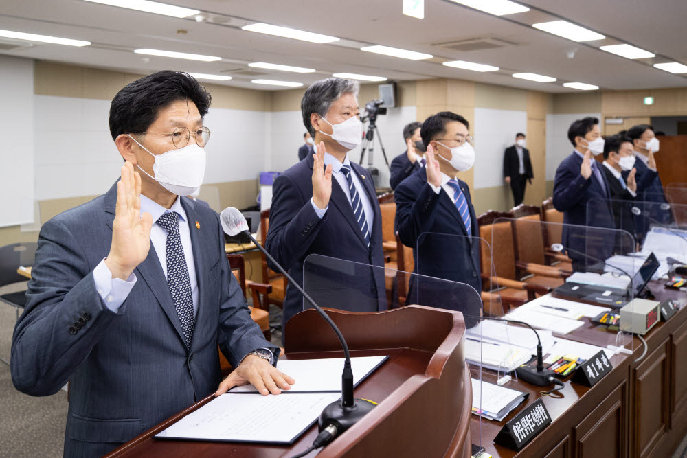 국회 국토교통위원회의 국토교통부 국정감사에서 노형욱 국토부 장관(왼쪽) 외 참석자들이 선서를 하고 있다. 사진=국토교통부